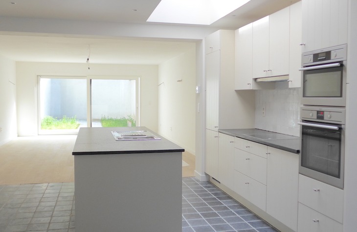 Installatie keuken, vloertegels, bepleistering, nutsvoorzieningen en meer