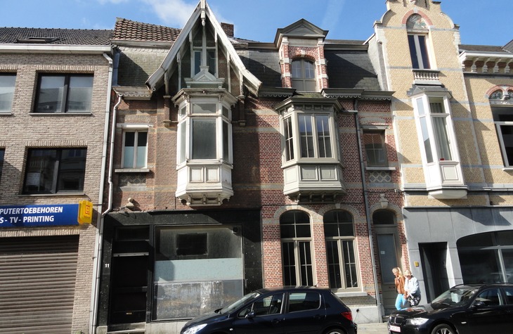 Uitbreken oude ramen, renovatie erker, dakrenovatie en reiniging stenen voorgevel 