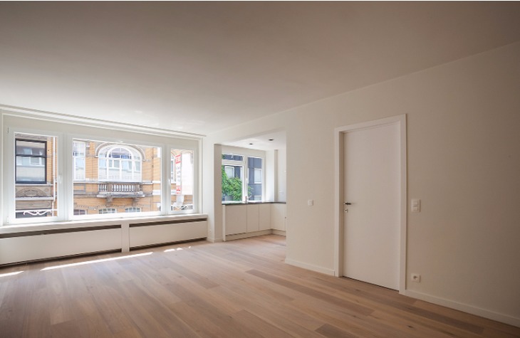 Plaatsen van nieuwe parketvloer, binnendeuren en geëgaliseerde muren in het wit geschilderd