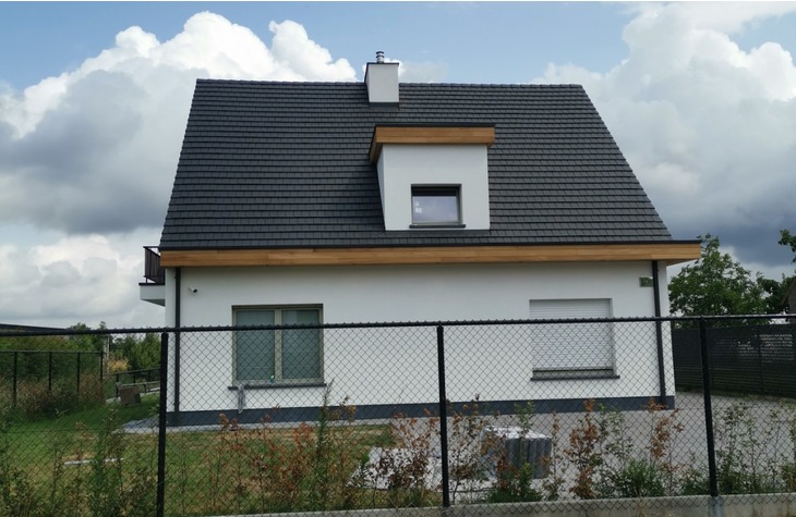 Isoleren van de buitengevel met crepi afwerking voor een moderne look. Dakgoten voorzien van een houten eiken constructie voor een elegante afwerking.