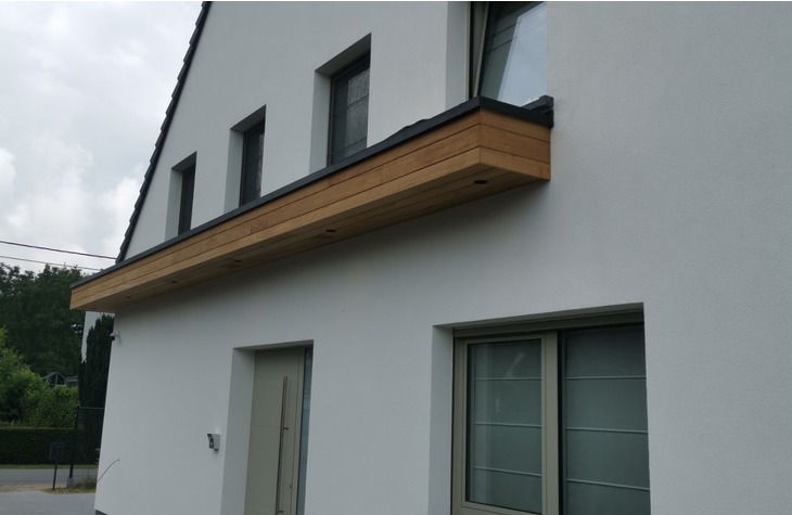 Isoleren van de buitengevel met crepi afwerking voor een moderne look. Dakgoten voorzien van een houten eiken constructie voor een elegante afwerking.