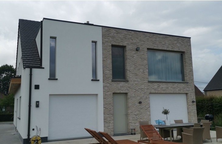 Uitbreiding van de woonst met nieuwe aanbouw, voorzien van een modern plat dak en mooie nieuwe moderne ramen