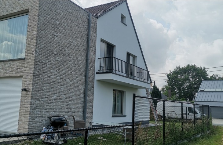 Uitbreiding van de woonst met nieuwe aanbouw met nieuw plat dak