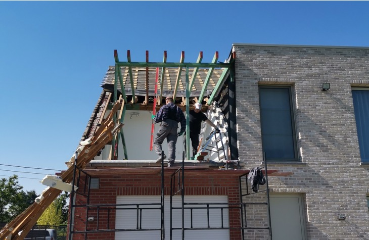 Uitbreiding van de woonst met nieuwe aanbouw met nieuw plat dak