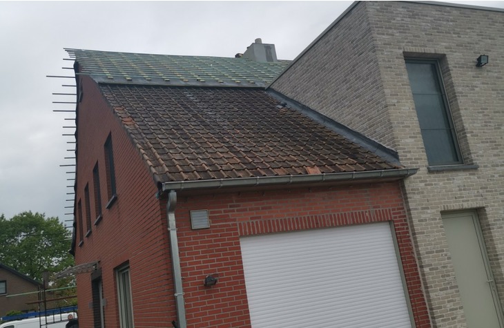 Uitbreiding van de woonst met nieuwe aanbouw met nieuw plat dak