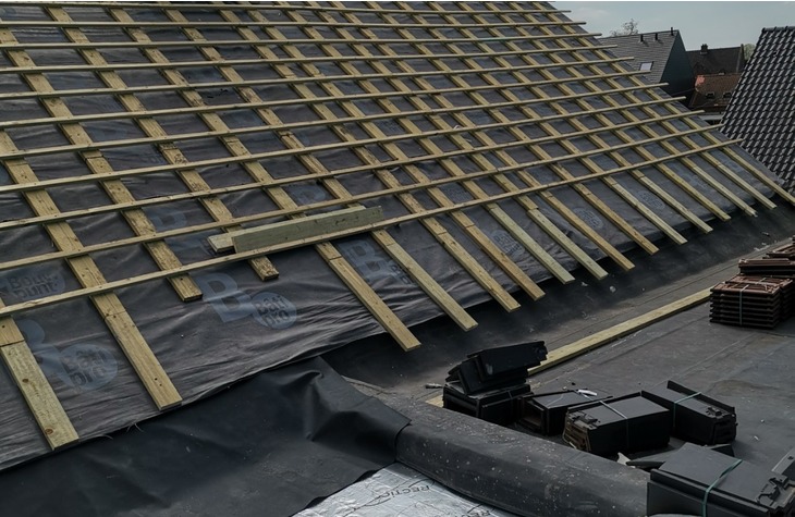 Plaatsen nieuw zadeldak