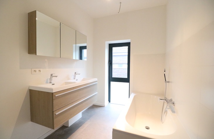 Installatie van een functionele maar mooie badkamer met ruim ligbad