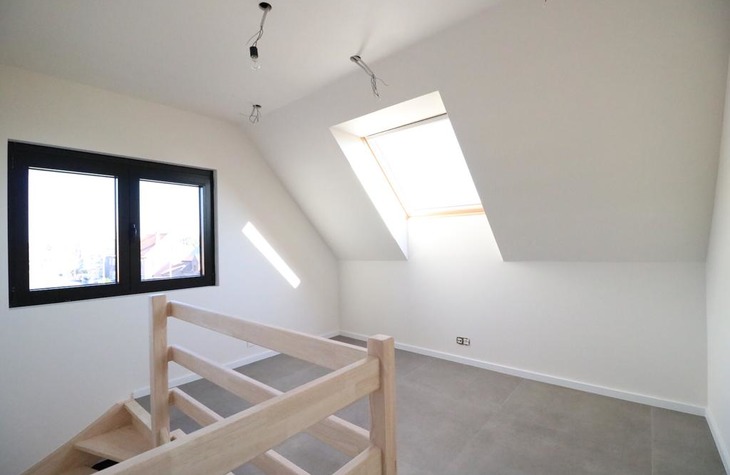 Stijlvolle kamer met dakraam en laminaatvloer