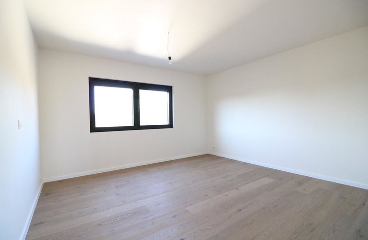 Ruime slaapkamer voorzien van nieuwe parketvloer 