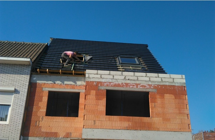 Plaatsen van de ruwbouw voorzien van de nodige funderingen