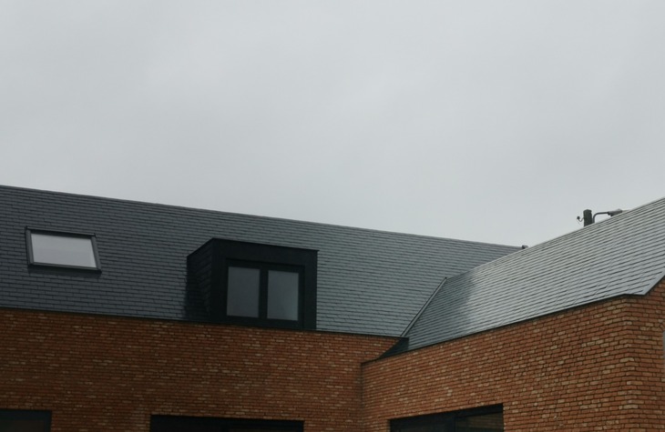 Bouwen van een volledige nieuwe villa voorzien van een mooi zadeldak en majestueuze raampartijen