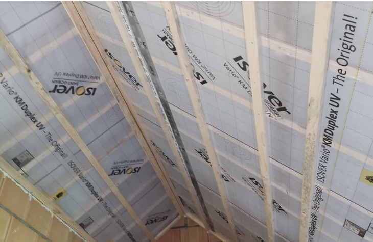 Plaatsen en isoleren van een nieuw zadeldak