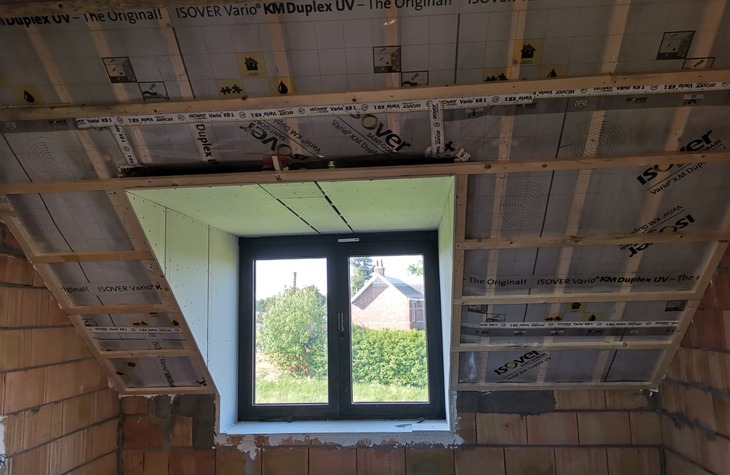 Plaatsen en isoleren van een nieuw zadeldak