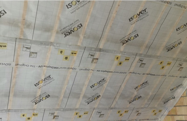 Isoleren van het nieuwe zadeldak