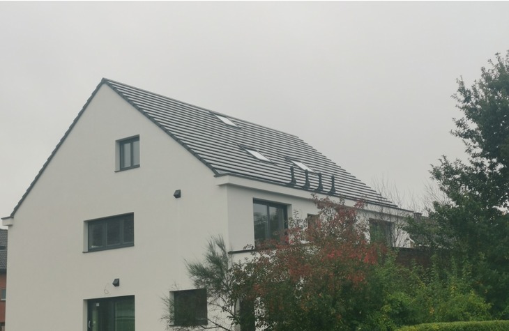 De buitengevel werd voorzien van een crepi afwerking en moderne nieuwe ramen 