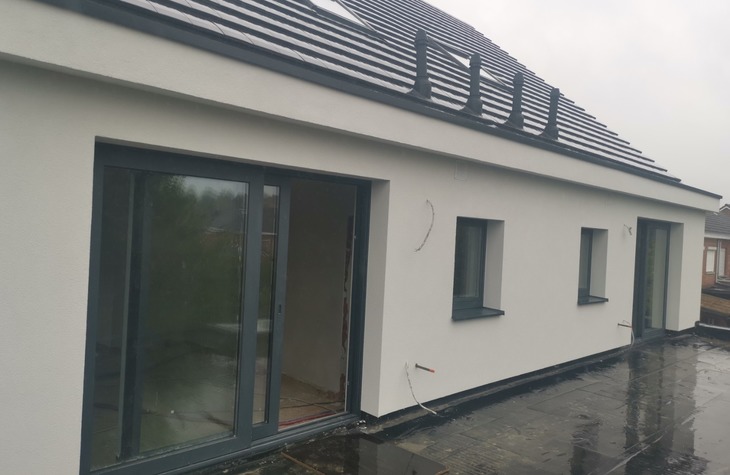 De buitengevel werd voorzien van een crepi afwerking en moderne nieuwe ramen 