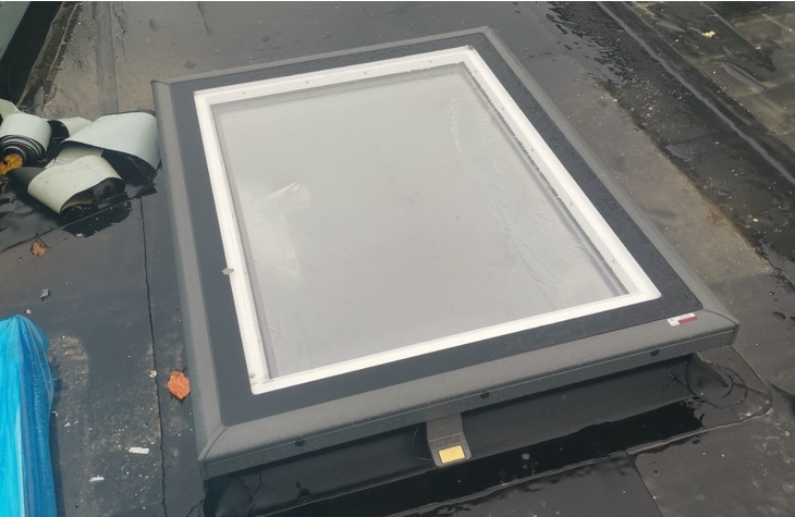 Er werd een plat dak voorzien met de nodige isolatie en Velux dakramen